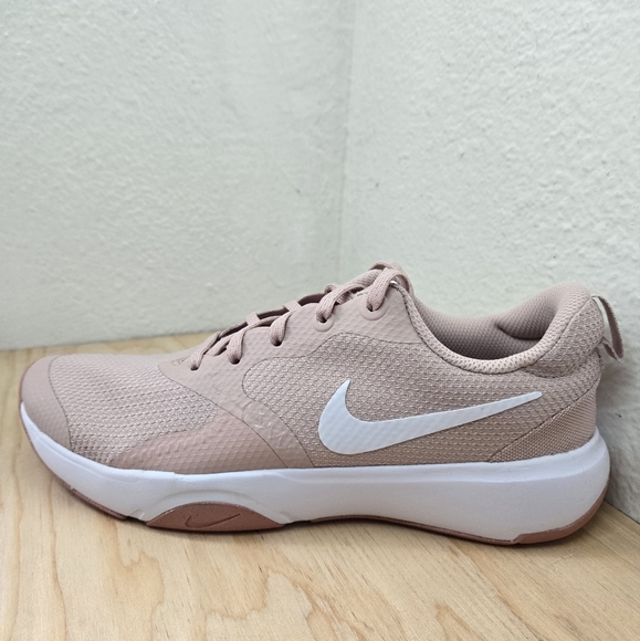 Womens NIKE CITY REPUBLIC TRAINING Pink Oxford/Barely Rose DA1351 604 - Picture 1 of 8